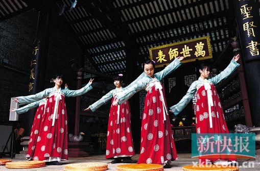 中断800年"花朝节"重现徐州 汉服少女祭祀花神