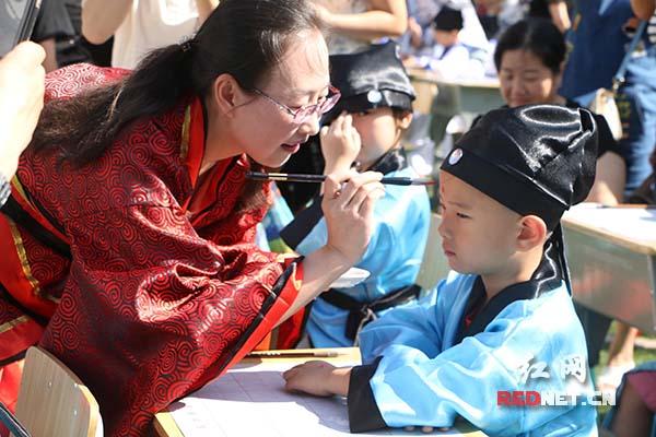 长沙一小学新生开学 身着汉服行“开笔礼”