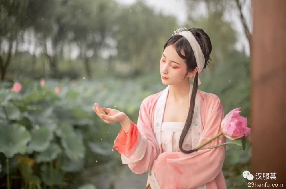 【汉服美景】十里荷塘，烟雨影涟涟