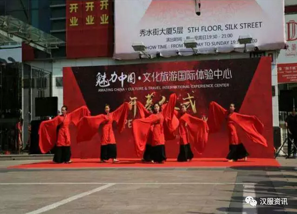 芦苇荡里现汉服 裙裾飘飘引围观