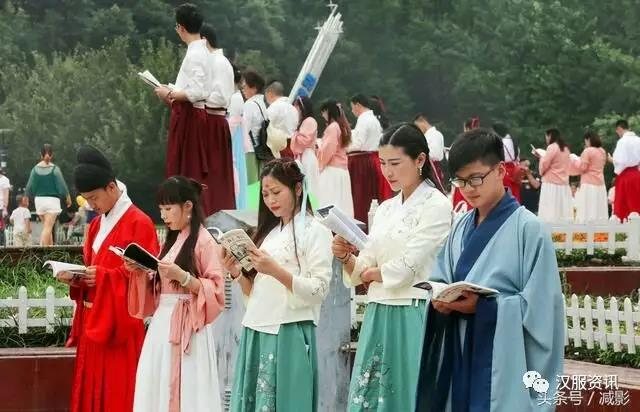 中日对译 | 日本举办了一场介绍“中日古装文化”的时装秀