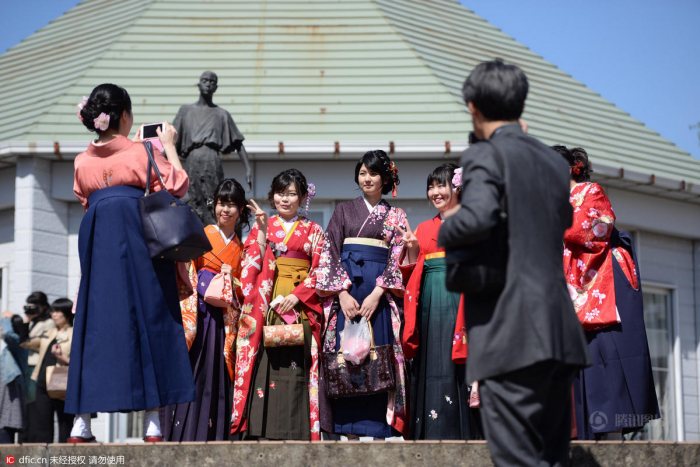 国人视角记录日本女子大学毕业式:中国留学生穿汉服