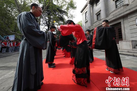 南京大学生着汉服行“冠（笄）礼”