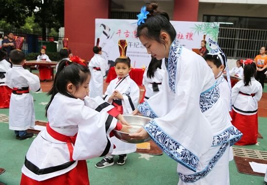 传统端午节“回归” 小小少年着汉服遵古礼纪念屈原