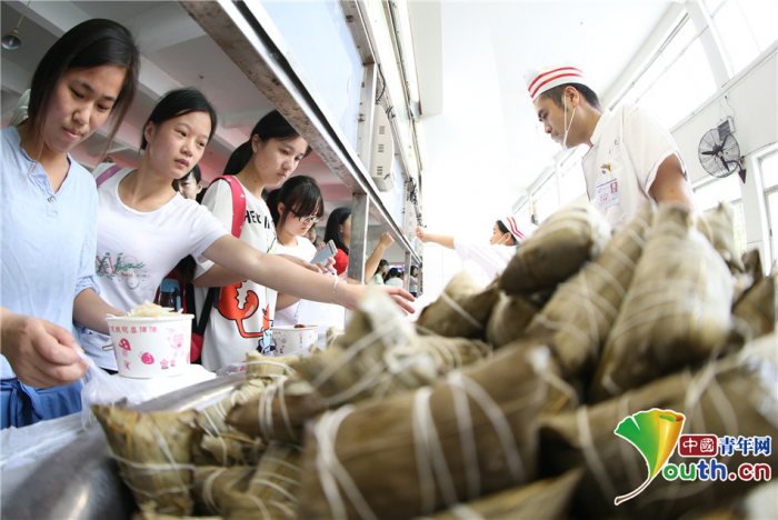 大学生这样过端午：着汉服包粽子 祭屈原做公益