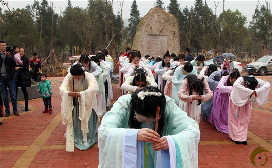 湖南永州市汉服爱好者行古礼“祭花神”