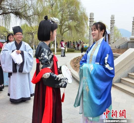 兰州清明祭祀仪式：着汉服 倡环保 扬传统