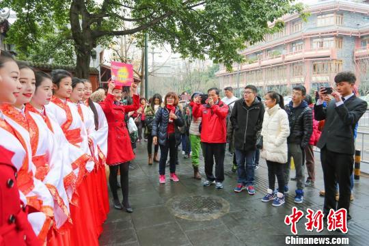 四川一高校学子着汉服举标牌呼吁“抵制圣诞节”