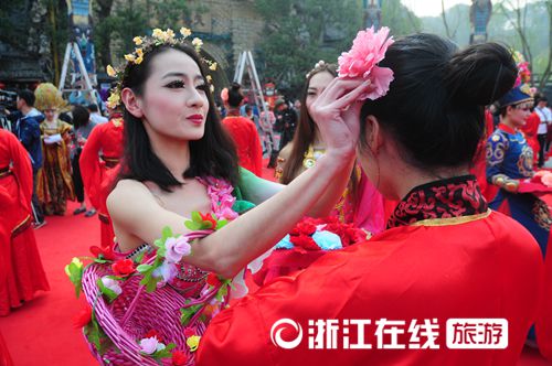 杭州千名女生举行汉服成人礼，拜花神放河灯