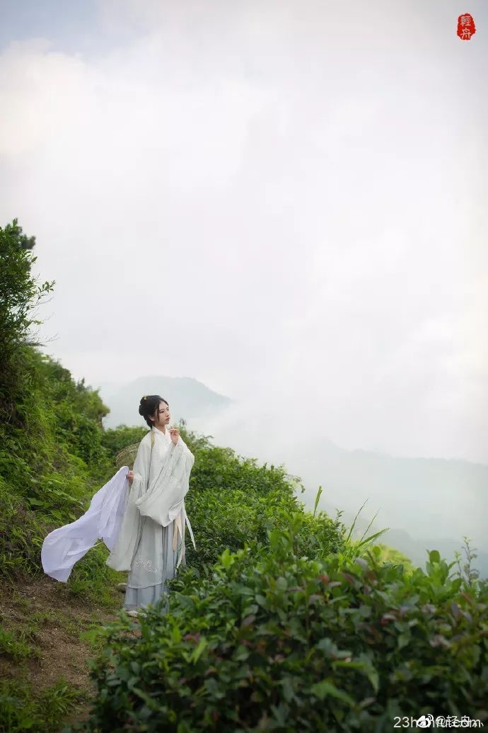 【汉服私影】借问采茶女，烟霞路几重。