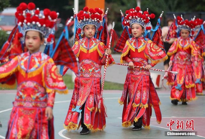 南京汉服“小学子”十岁生日行古礼感恩父母和老师