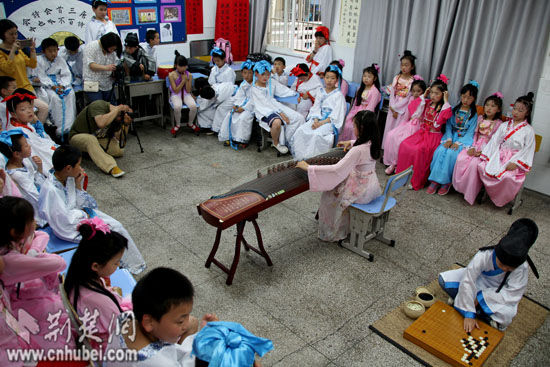 武汉小学生着汉服行汉礼演绎中华传统文化