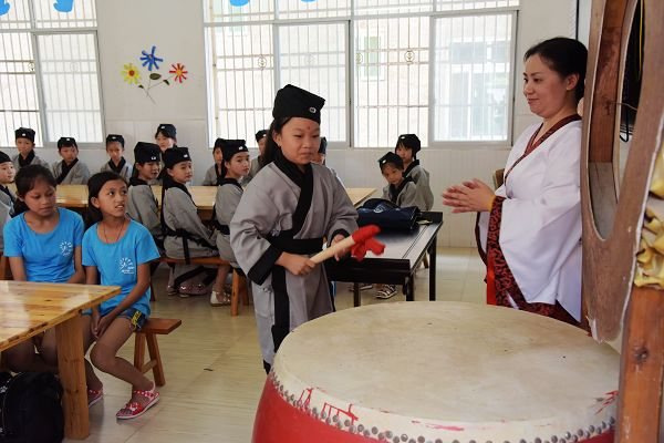 穿汉服 学礼仪 荆州少儿经典诵读研修班开班