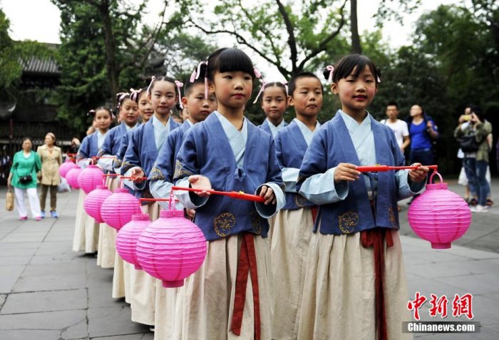 中秋佳节成都学童着汉服推广传统文化