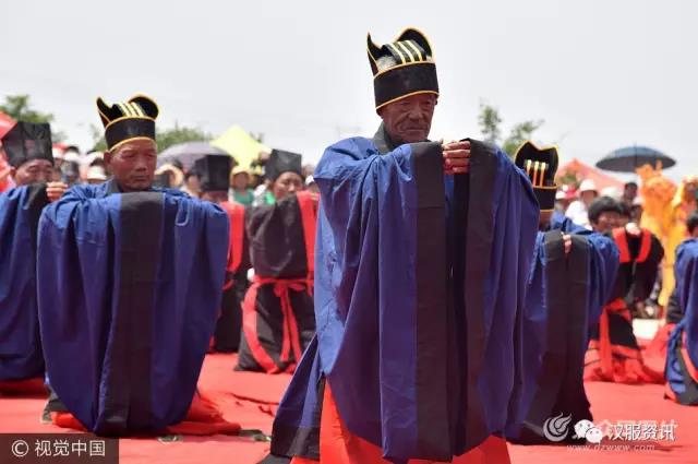 日照农民穿汉服进行“迎龙祭天”仪式