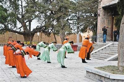 穿汉服 写汉字 学汉礼 拜谒汉字始祖