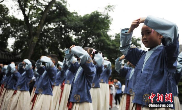 中秋佳节成都学童着汉服推广传统文化