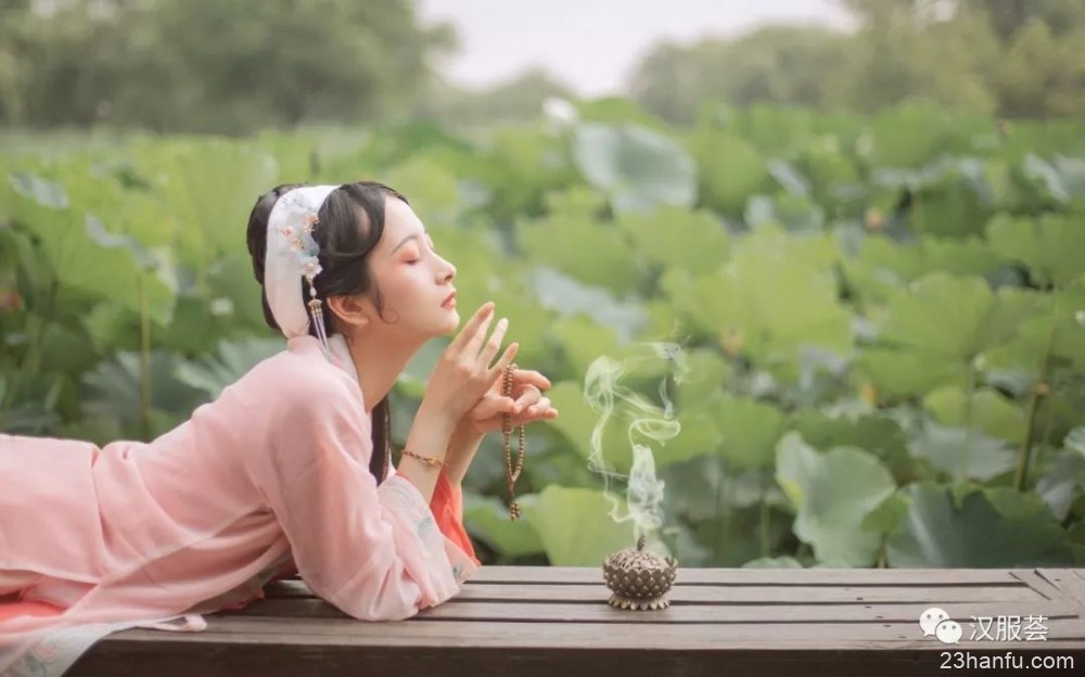 【汉服美景】十里荷塘，烟雨影涟涟