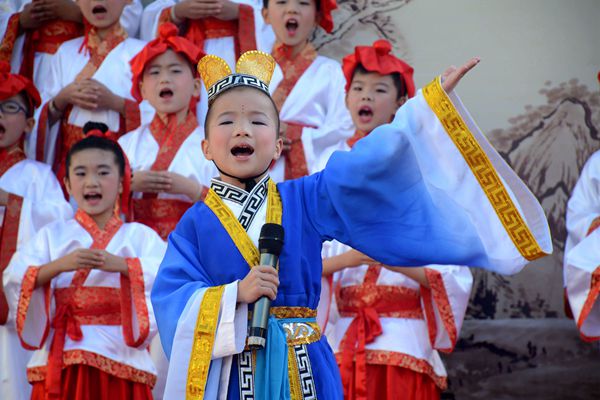 小学生身着汉服诵读展国学风采