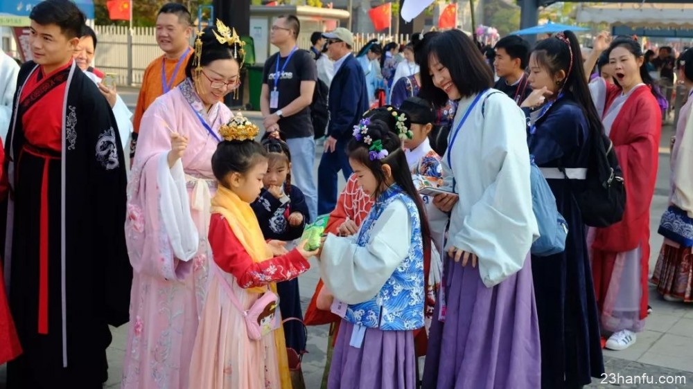 【活动返图】六旬“奶奶团”与豆蔻少女同着汉服现身礼乐大会