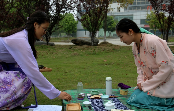 安庆师范学院汉服社回归传统迎接上巳节