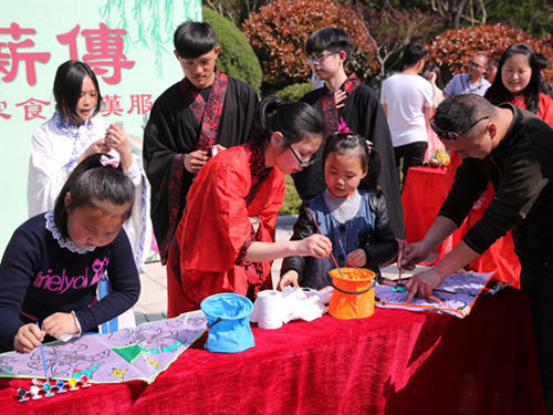 江苏南通：清明节大学生身着汉服纪念古代先贤