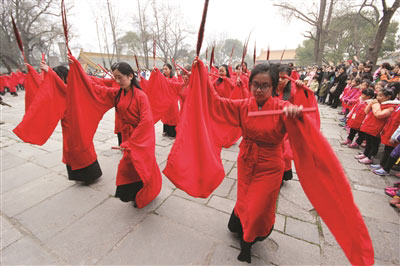 大学生着汉服参加“春日祭孔” 引市民观礼