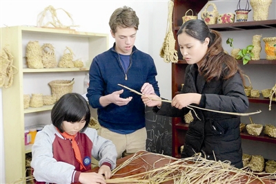 穿汉服 拿毛笔 学手工 美国学生在建德体验中国文化