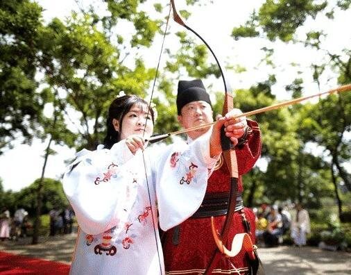 昆明昙华寺百余名汉服美女祭屈原