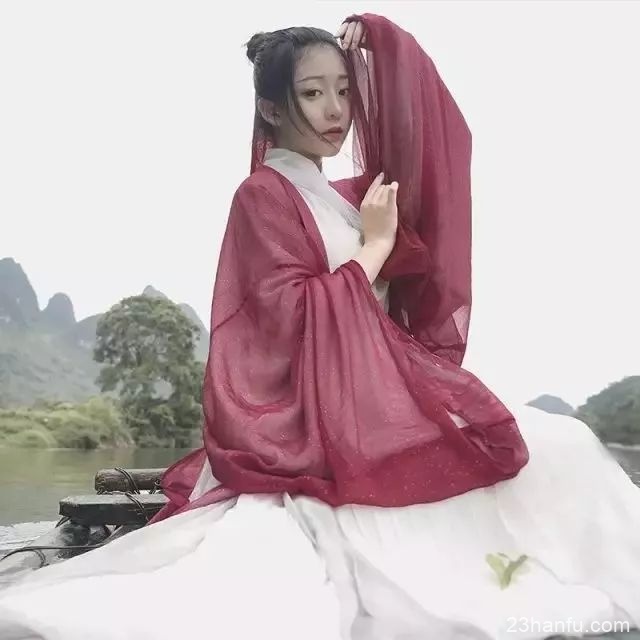 为什么在现在社会中，中国的汉服如此火？