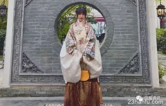 为什么穿汉服的都是年轻人？