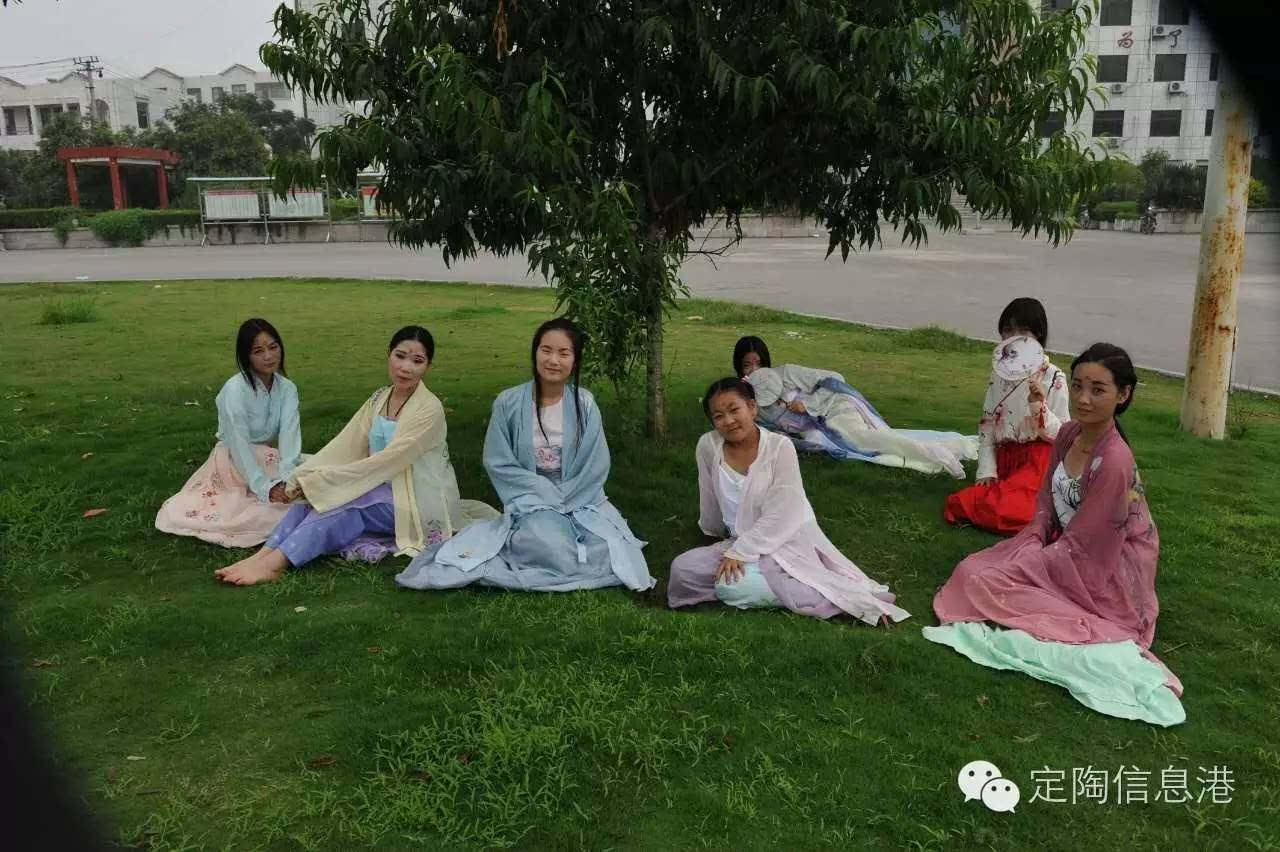 定陶姑娘穿着汉服走在街头举行成人礼!你们瞧见没?