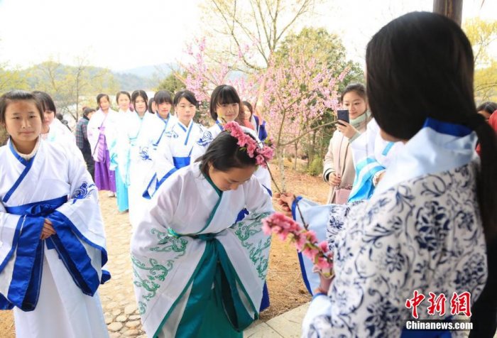 “花朝节”江西民众踏青赏花 汉服少女拜花神