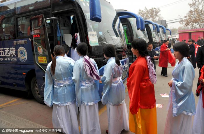 女子穿汉服体验传统文化旅游线路