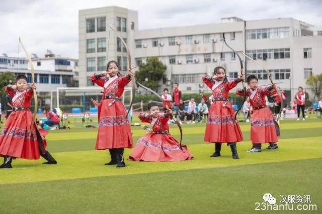 大学生着汉服行古礼倡六讲六无