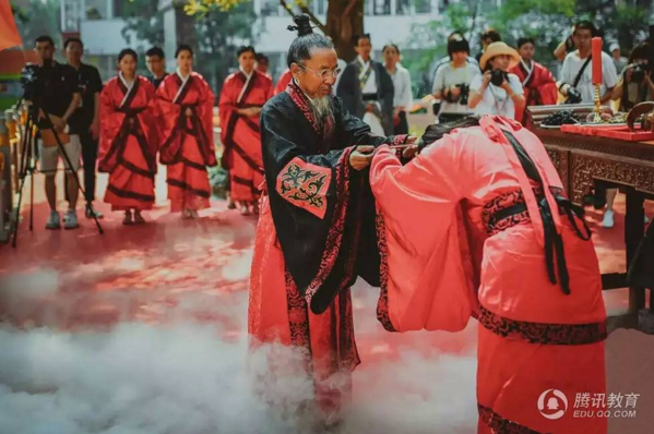 中国戏曲学院毕业生上演汉服谢师礼