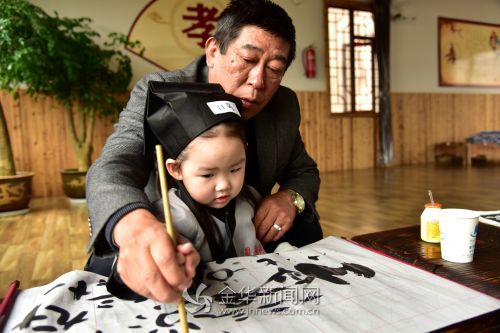 着汉服拜孔子诵经典 国学幼儿园你怎么看？