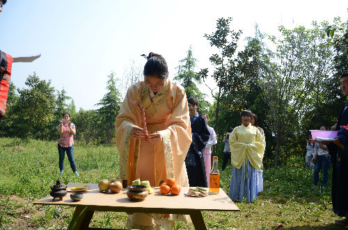 周口师范学院大学生身着汉服祭花神