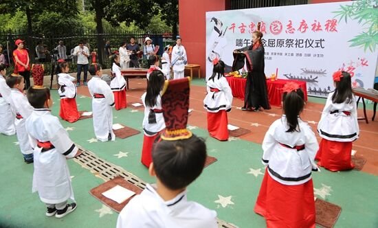 传统端午节“回归” 小小少年着汉服遵古礼纪念屈原