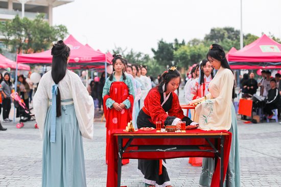 穿汉服、祭花神、做发簪 嘉庚学院女大学生玩起复古浪漫