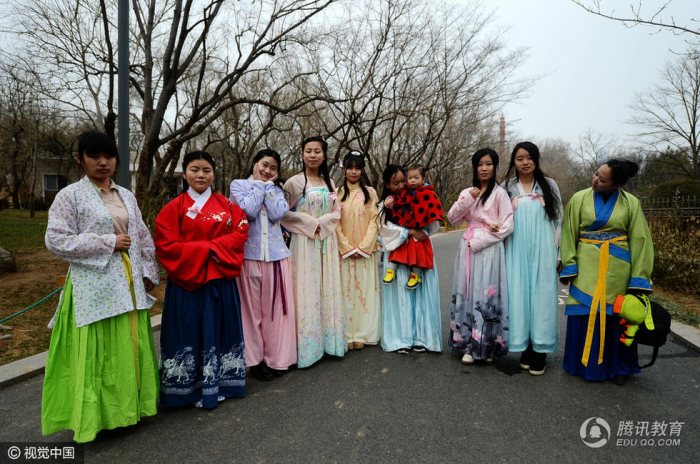 山东女大学生穿汉服赏花 优雅“穿越”