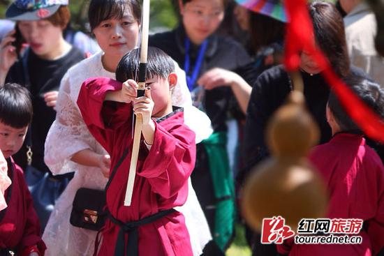 太好玩：湖南家长携幼子穿汉服还原古代清明节