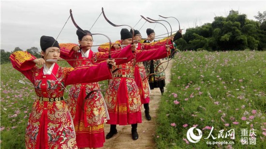 四位女大学生穿着汉服去旅游 跪拜礼笄礼祭祀礼都懂