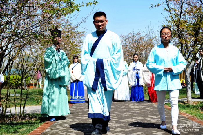 山东青岛：国学爱好者穿汉服进行沙龙交流引围观