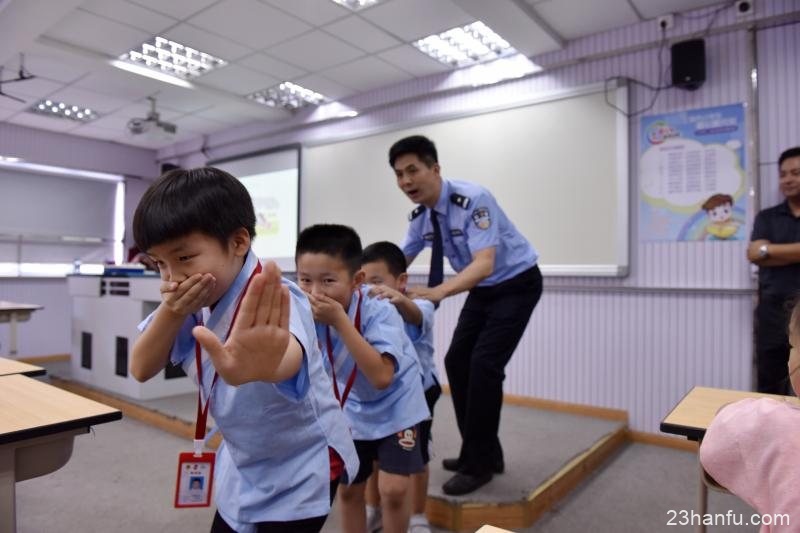 当警服遇上汉服，用沪语说起高铁，这些校园内外“编外老师”如何上好爱心暑托班？