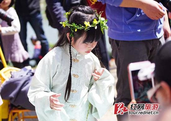 太好玩：湖南家长携幼子穿汉服还原古代清明节