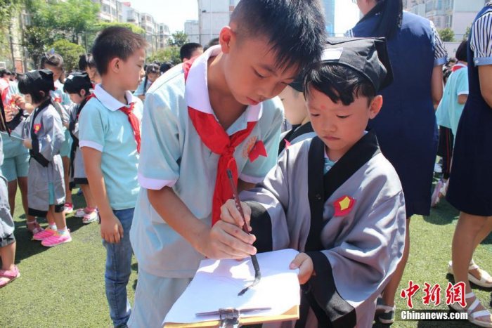 湖南小学新生开学 身着汉服行“开笔礼”