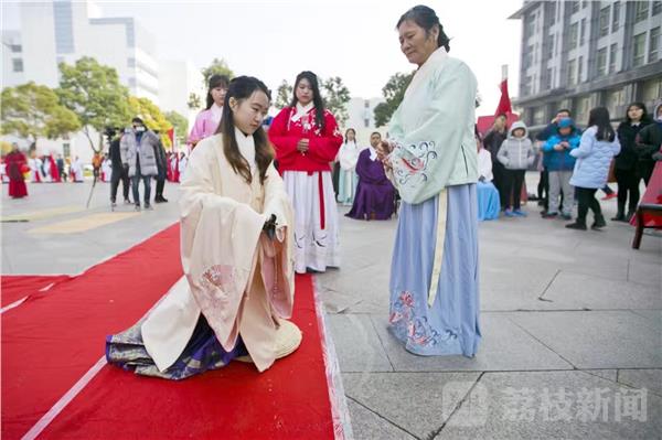 大学生身着汉服 举行传统成人礼