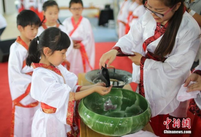 南京小学生着汉服举行成童礼“感恩立志”