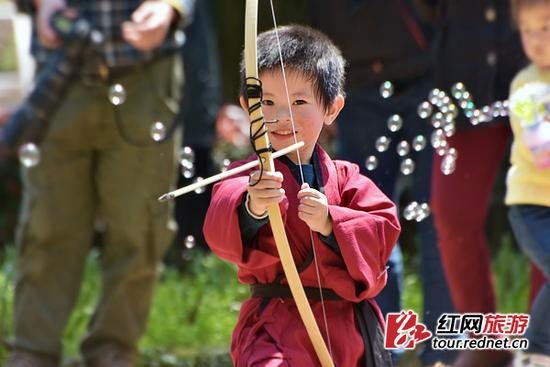 太好玩：湖南家长携幼子穿汉服还原古代清明节